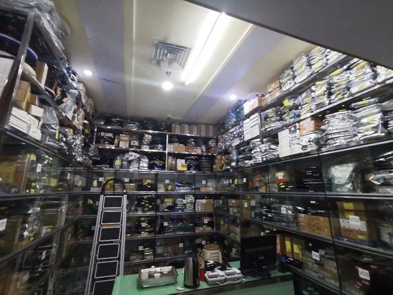 在当今科技日新月异的时代,集成电路(IC)作为电子设备的核心元件,其市场需求持续攀升。然而,面对众多供应商和复杂的技术参数,如何选择合适的销售渠道成为了许多企业头疼的问题。